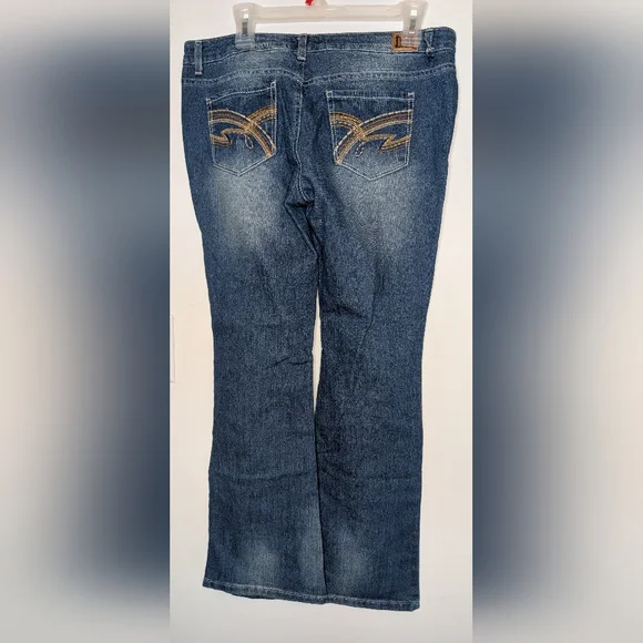 l.e.i Distressed Bootcut Jeans - Picture 3 of 12